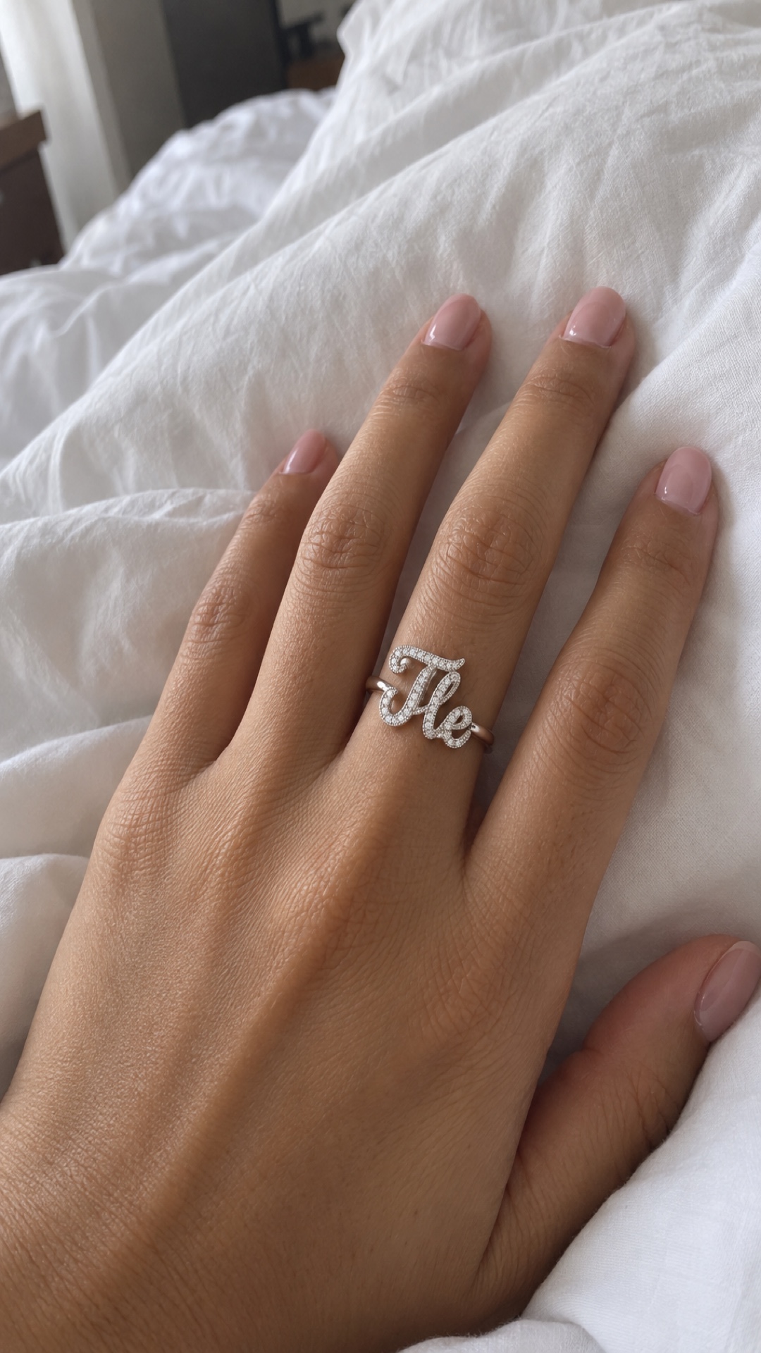 ภาพแหวนชื่อ Tle ขณะสวมบนมือ
