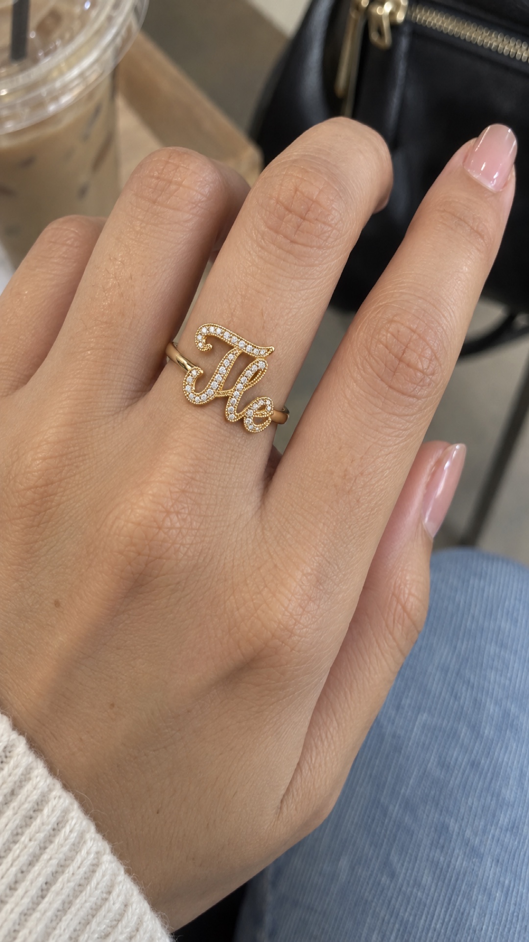 ภาพแหวนชื่อ Tle ขณะสวมบนมือ