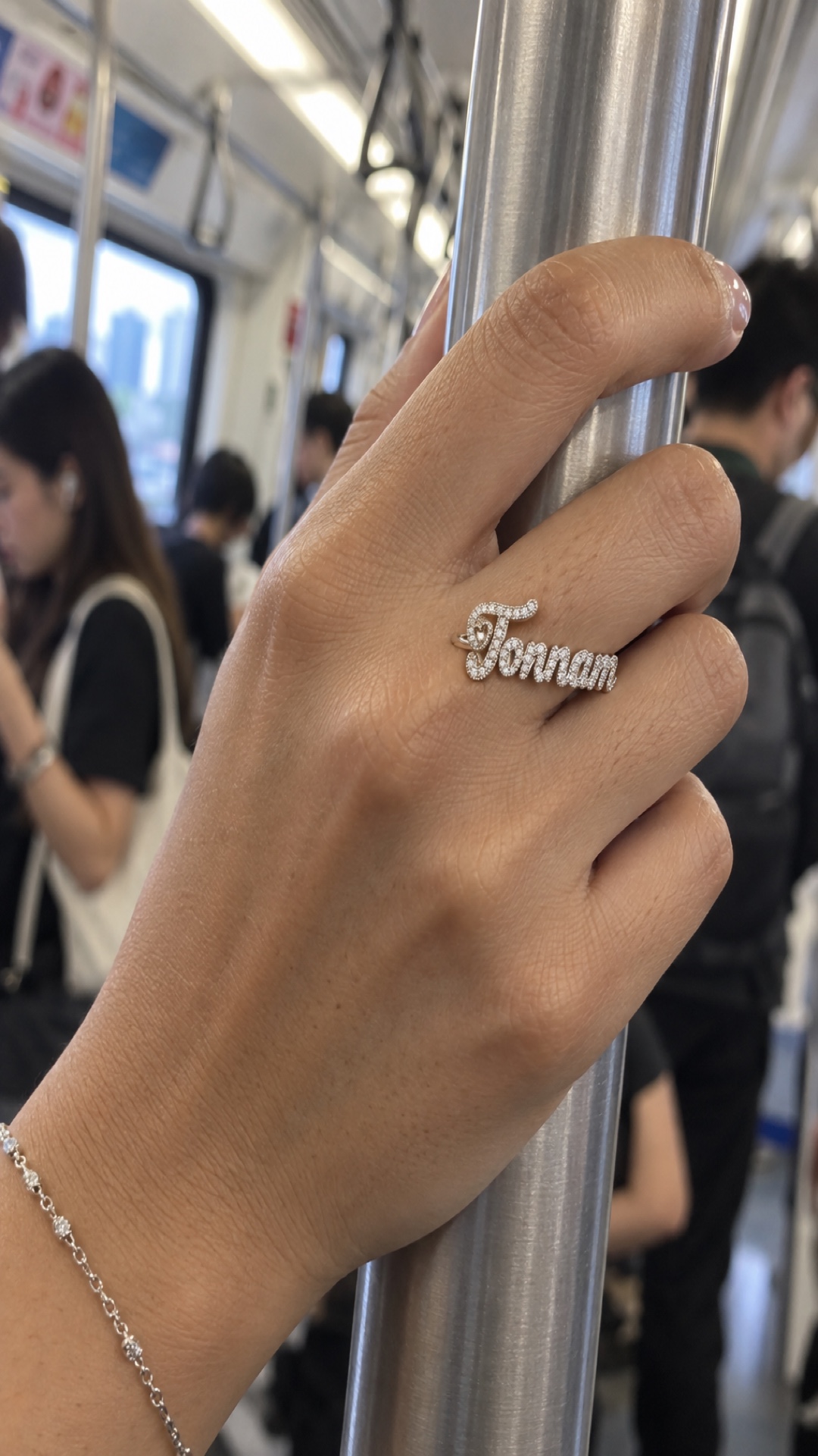 ภาพแหวนชื่อ Tonnam ขณะสวมบนมือ