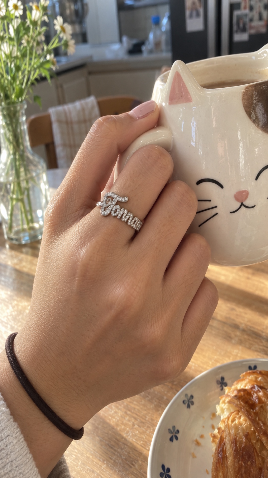 ภาพแหวนชื่อ Tonnam ขณะสวมบนมือ