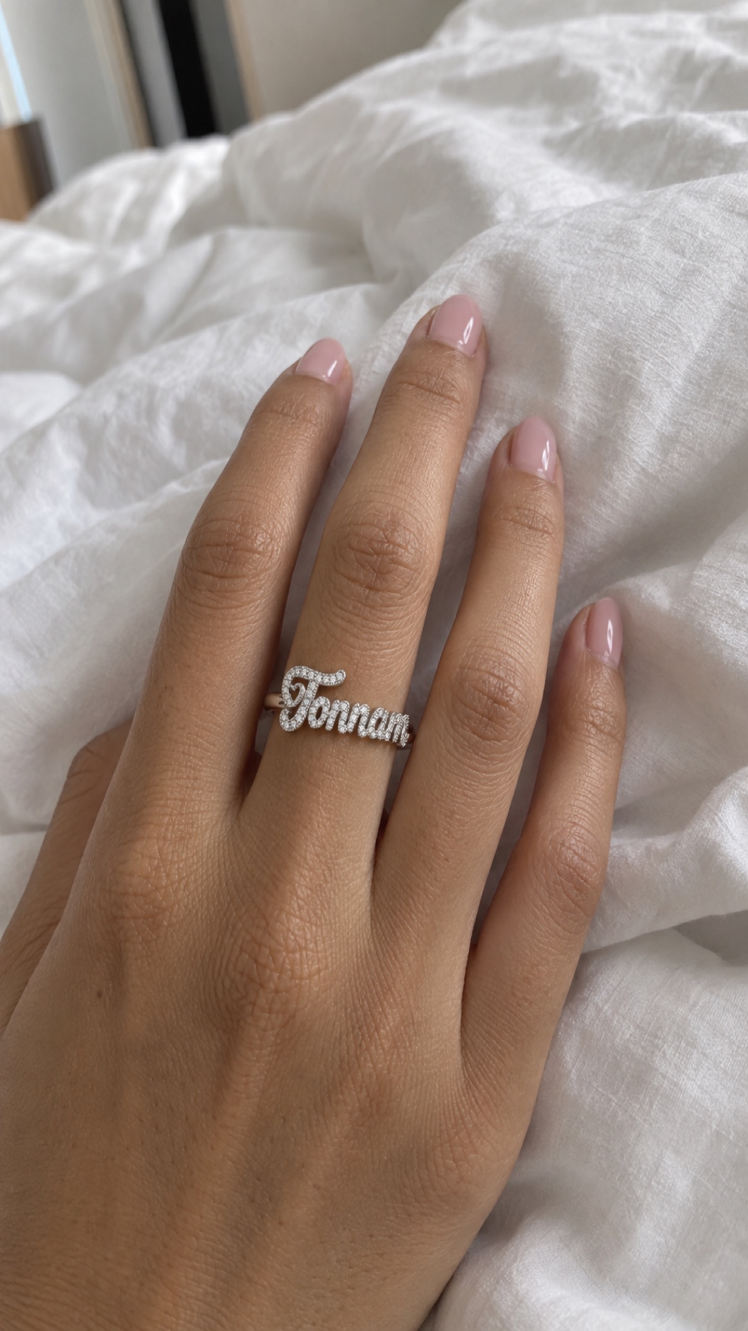 ภาพแหวนชื่อ Tonnam ขณะสวมบนมือ
