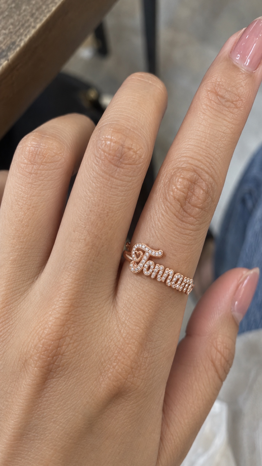 ภาพแหวนชื่อ Tonnam ขณะสวมบนมือ