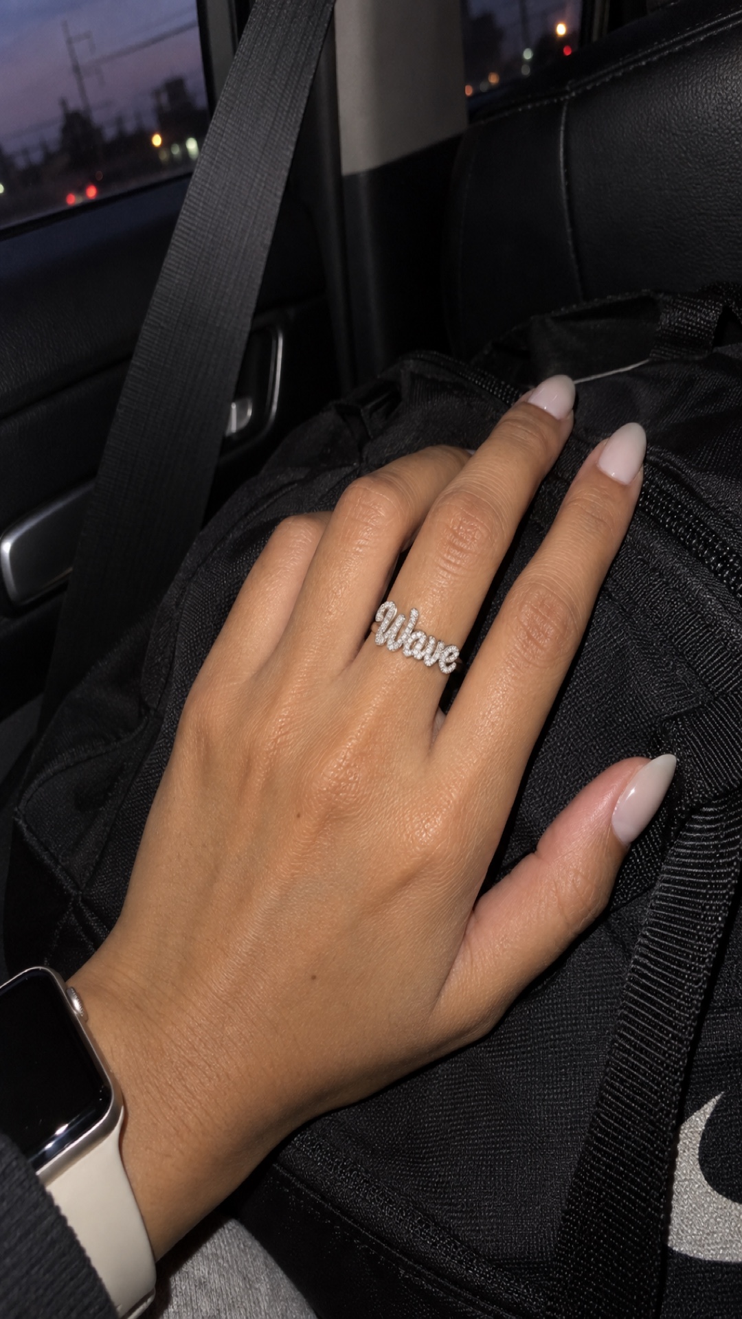 ภาพแหวนชื่อ Wave ขณะสวมบนมือ