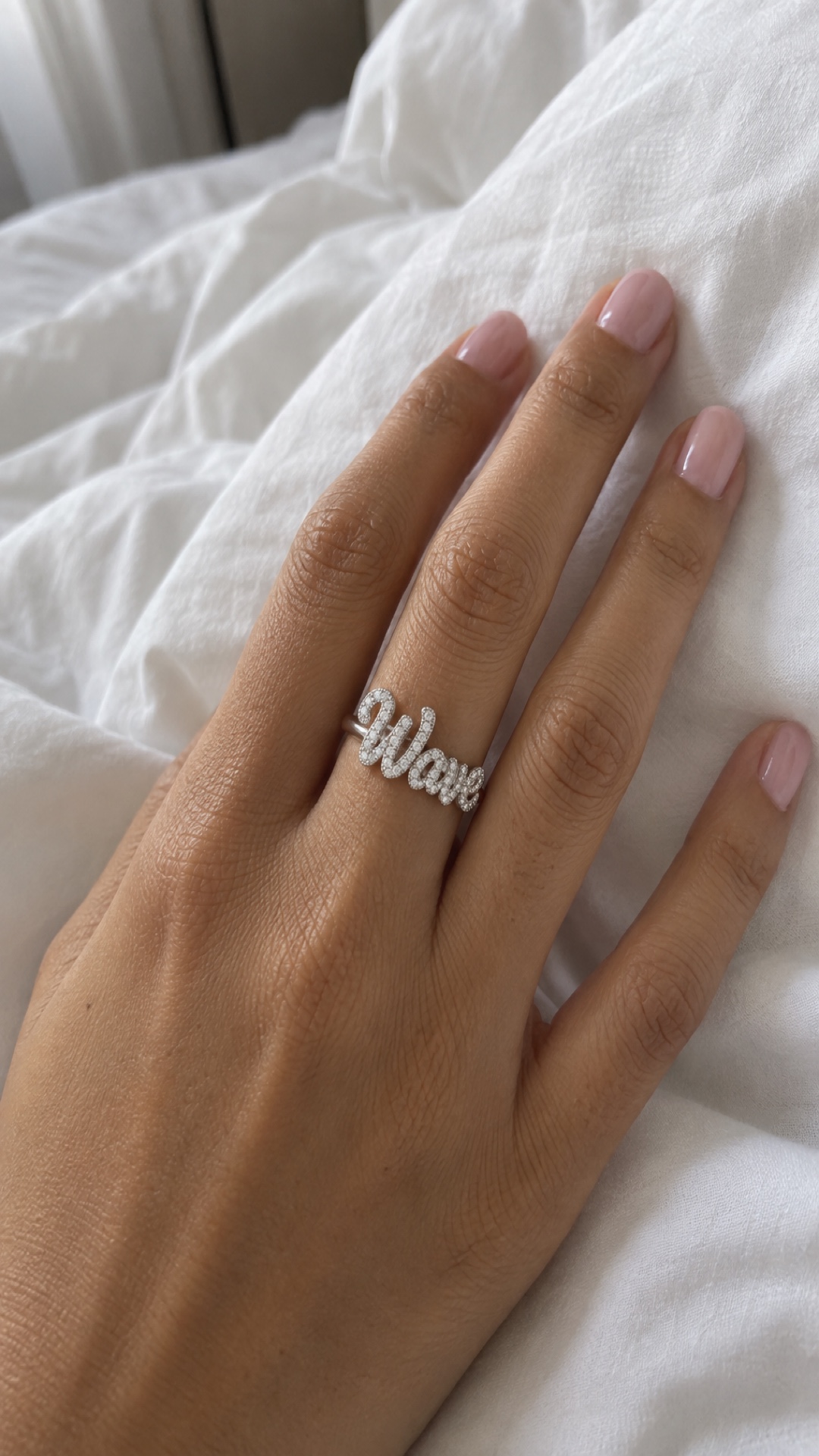 ภาพแหวนชื่อ Wave ขณะสวมบนมือ