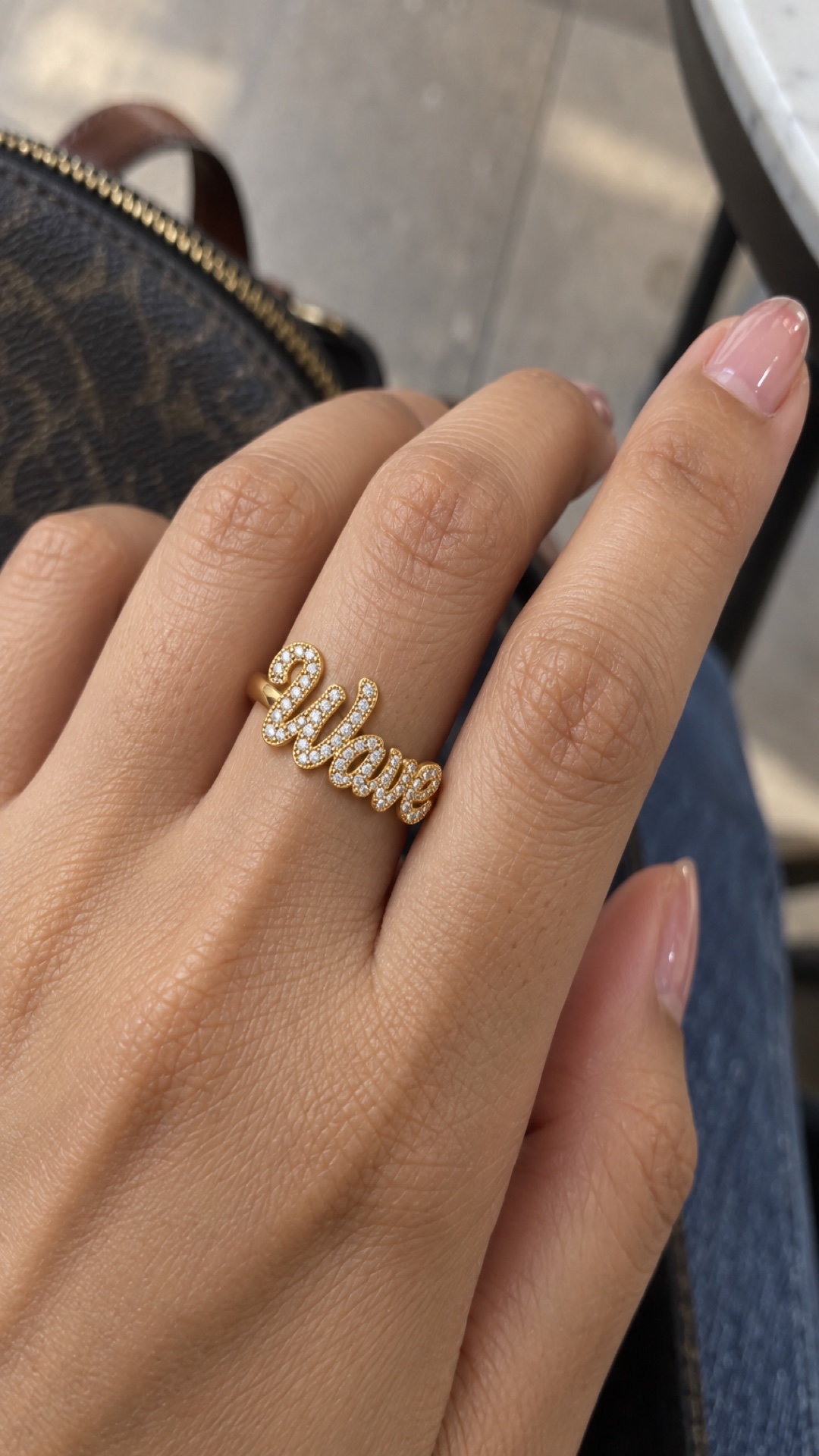 ภาพแหวนชื่อ Wave ขณะสวมบนมือ