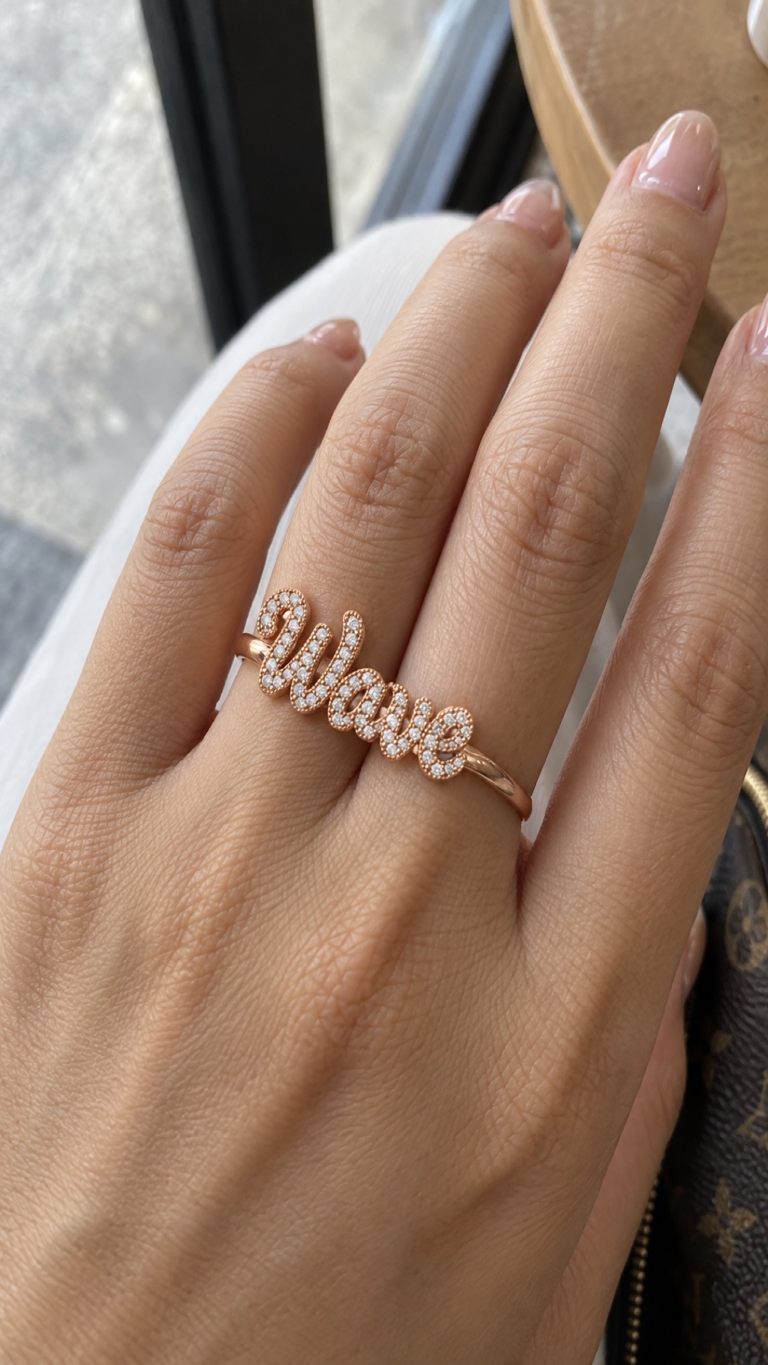 ภาพแหวนชื่อ Wave ขณะสวมบนมือ
